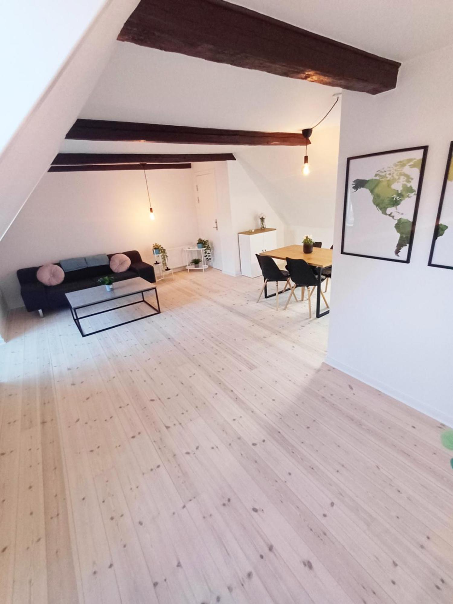 רנדרס Large Double Room In The Center Of City מראה חיצוני תמונה