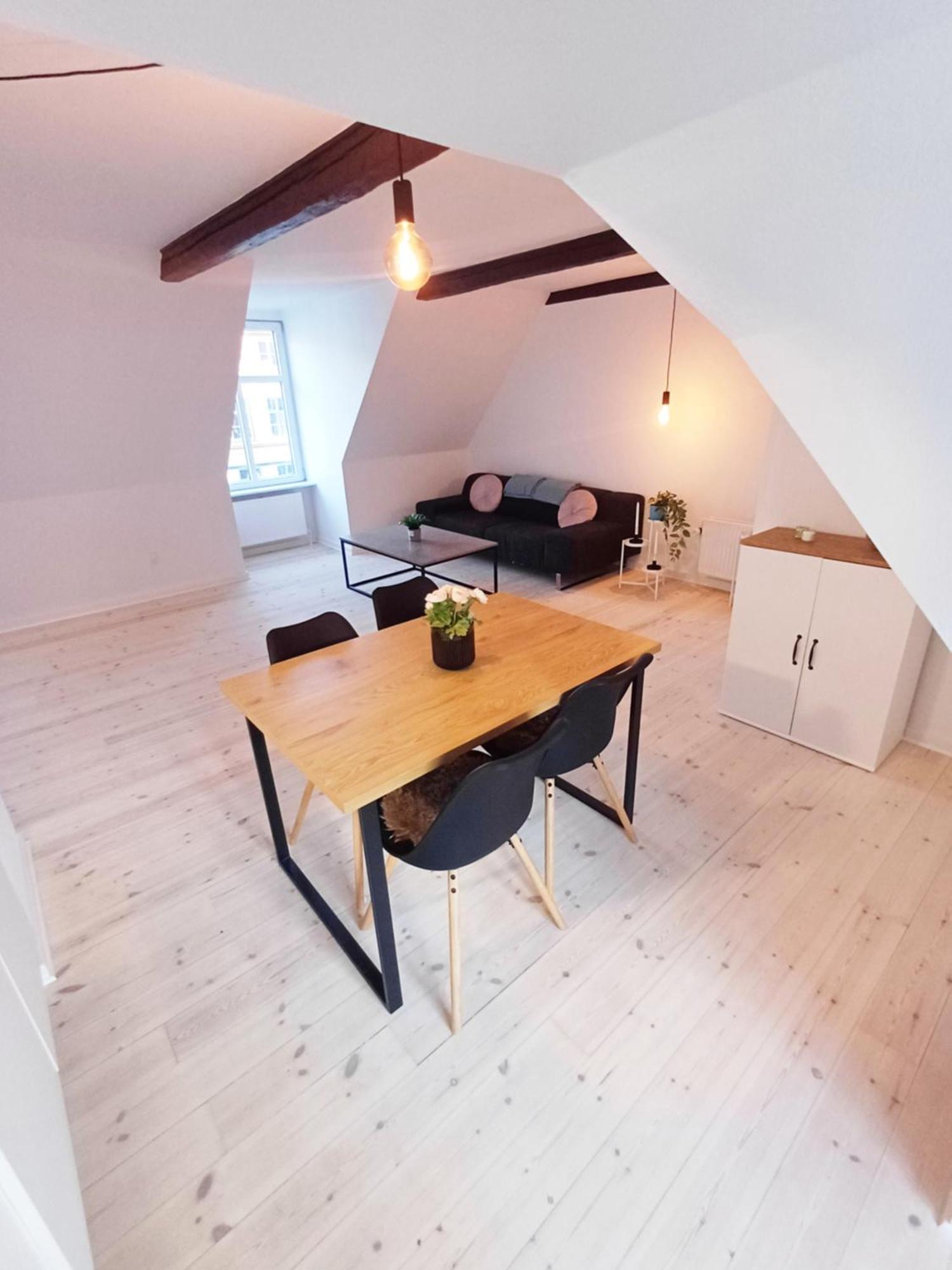 רנדרס Large Double Room In The Center Of City מראה חיצוני תמונה